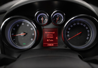 Подержанный автомобиль Opel Astra Hatchback 2011 года (12 фото)