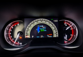Подержанный автомобиль Toyota RAV4 2021 года (13 фото)