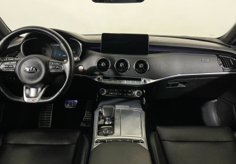 Подержанный автомобиль Kia Stinger 2021 года (12 фото)