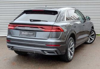 Подержанный автомобиль Audi Q8 2021 года (5 фото)