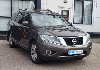 Подержанный автомобиль Nissan Pathfinder 2015 года (3 фото)