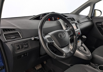 Подержанный автомобиль Toyota Verso 2014 года (15 фото)