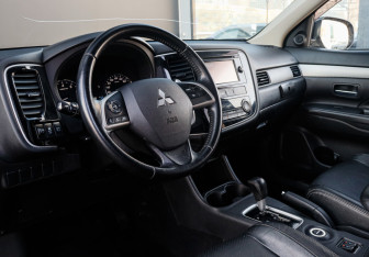 Подержанный автомобиль Mitsubishi Outlander 2012 года (9 фото)