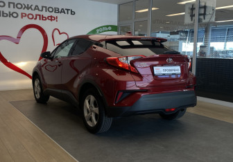 Подержанный автомобиль Toyota C-HR 2019 года (6 фото)