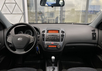 Подержанный автомобиль Kia Ceed Wagon 2008 года (10 фото)