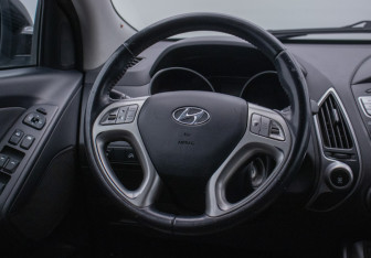 Подержанный автомобиль Hyundai ix35 2011 года (15 фото)