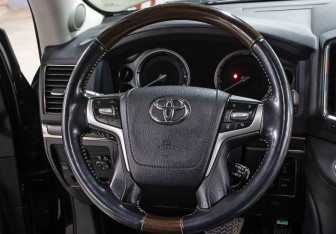 Подержанный автомобиль Toyota Land Cruiser Suv 2015 года (17 фото)