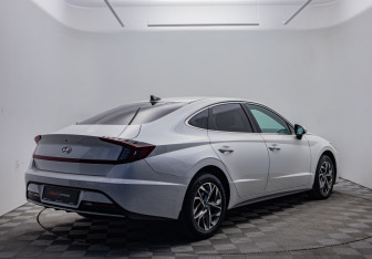 Подержанный автомобиль Hyundai Sonata 2022 года (5 фото)