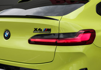 Подержанный автомобиль BMW X4 M 2022 года (33 фото)
