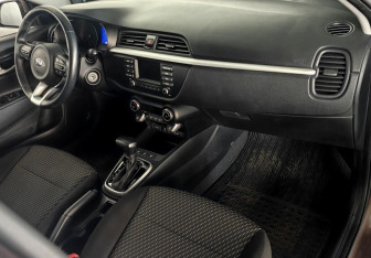 Подержанный автомобиль Kia Rio Sedan 2019 года (10 фото)