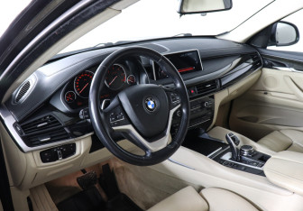 Подержанный автомобиль BMW X6 2015 года (11 фото)