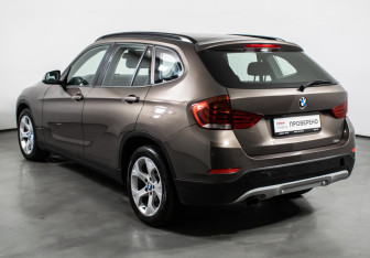Подержанный автомобиль BMW X1 2012 года (7 фото)