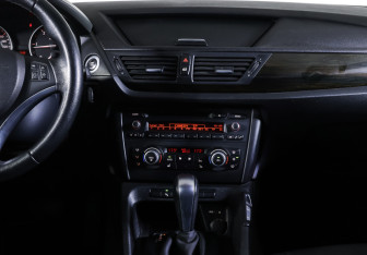 Подержанный автомобиль BMW X1 2010 года (14 фото)