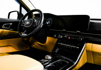 Подержанный автомобиль Kia Carnival 2021 года (5 фото)