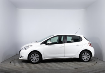 Подержанный автомобиль Peugeot 208 2014 года (8 фото)