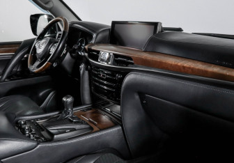 Подержанный автомобиль Lexus LX 2017 года (9 фото)