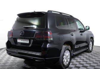 Подержанный автомобиль Toyota Land Cruiser Suv 2015 года (5 фото)