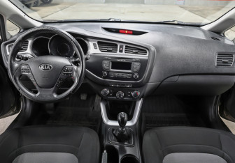 Подержанный автомобиль Kia Ceed Hatchback 2015 года (14 фото)