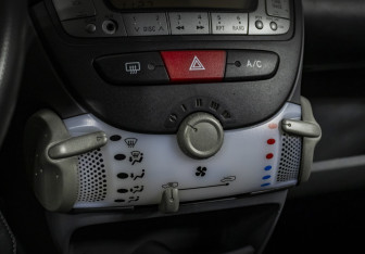 Подержанный автомобиль Peugeot 107 2010 года (13 фото)