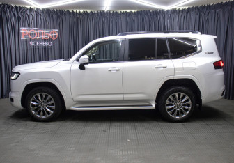 Подержанный автомобиль Toyota Land Cruiser Suv 2021 года (8 фото)