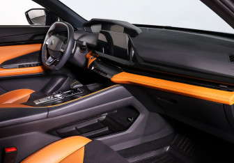 Подержанный автомобиль Changan UNI-V 2023 года (11 фото)