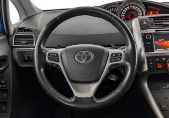 Подержанный автомобиль Toyota Verso 2014 года (22 фото)