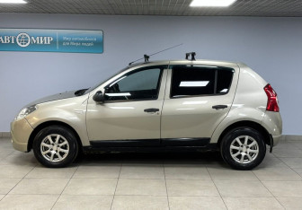 Подержанный автомобиль Renault Sandero 2011 года (8 фото)
