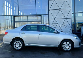 Подержанный автомобиль Toyota Corolla Sedan 2011 года (4 фото)