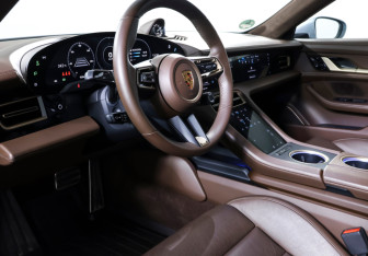 Подержанный автомобиль Porsche Taycan 2021 года (16 фото)