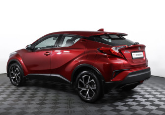 Подержанный автомобиль Toyota C-HR 2018 года (7 фото)