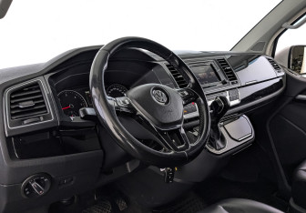 Подержанный автомобиль Volkswagen Multivan 2018 года (15 фото)