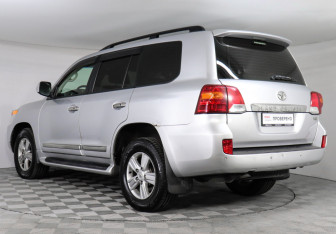 Подержанный автомобиль Toyota Land Cruiser Suv 2014 года (6 фото)