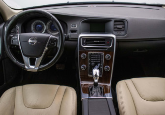 Подержанный автомобиль Volvo S60 2012 года (13 фото)