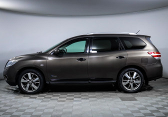 Подержанный автомобиль Nissan Pathfinder 2015 года (8 фото)