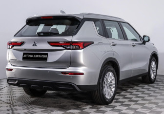 Подержанный автомобиль Mitsubishi Outlander 2022 года (5 фото)