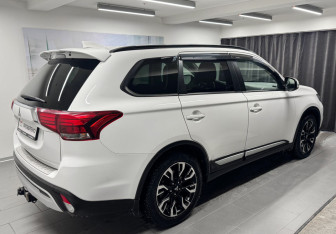 Подержанный автомобиль Mitsubishi Outlander 2021 года (4 фото)