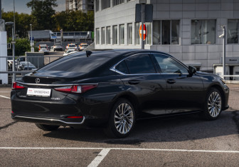 Подержанный автомобиль Lexus ES 2018 года (7 фото)