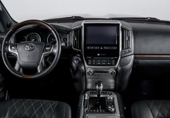 Подержанный автомобиль Toyota Land Cruiser Suv 2017 года (12 фото)