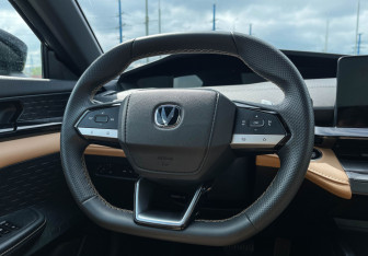 Подержанный автомобиль Changan UNI-V 2023 года (13 фото)