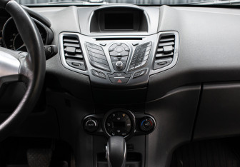 Подержанный автомобиль Ford Fiesta Sedan 2016 года (14 фото)