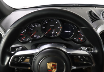 Подержанный автомобиль Porsche Cayenne 2014 года (11 фото)
