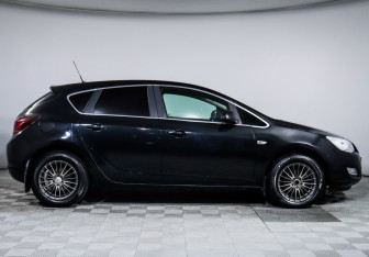 Подержанный автомобиль Opel Astra Hatchback 2012 года (4 фото)