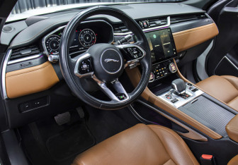Подержанный автомобиль Jaguar F-Pace 2021 года (16 фото)