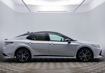 Подержанный автомобиль Toyota Camry Sedan 2020 года (4 фото)