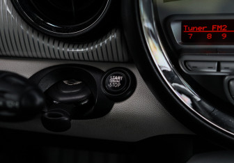 Подержанный автомобиль MINI Hatch 2009 года (15 фото)