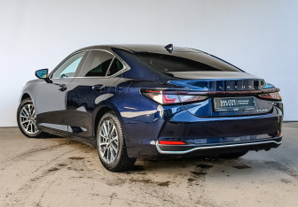Подержанный автомобиль Lexus ES 2025 года (7 фото)