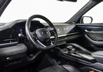 Подержанный автомобиль Geely Monjaro 2024 года (10 фото)