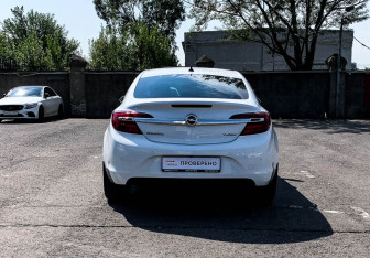 Подержанный автомобиль Opel Insignia Sedan 2014 года (11 фото)