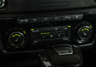 Подержанный автомобиль Skoda Superb Liftback 2012 года (17 фото)