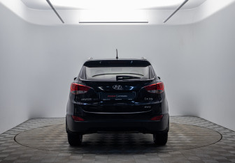 Подержанный автомобиль Hyundai ix35 2011 года (6 фото)